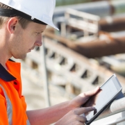 Ouvrier avec tablette sur chantier