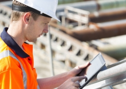 Ouvrier avec tablette sur chantier