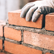 Ciment brique et maçon pour faire un mur