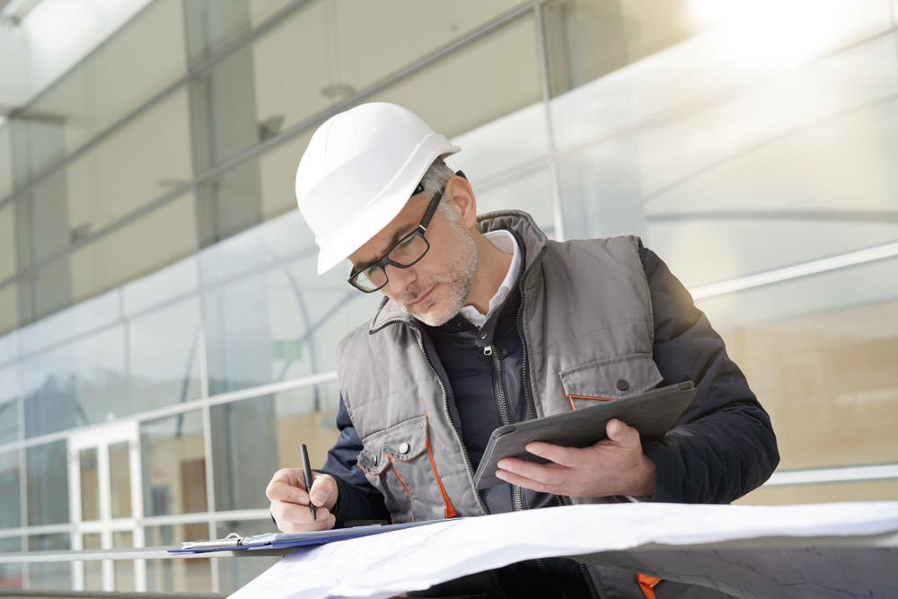 Chef d'équipe remplit le rapport de chantier