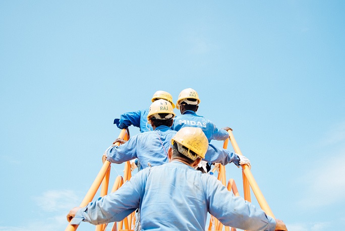 ouvriers qui travaillent sur chantier